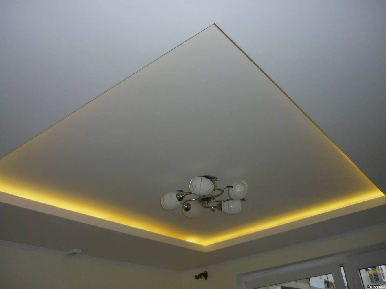 Гипсокартонный потолок двухуровневый с подсветкой